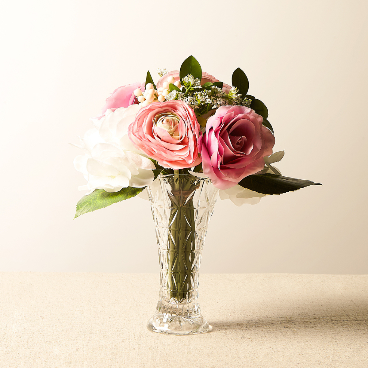 Bouquet di rose, ortensie e gipsofile
