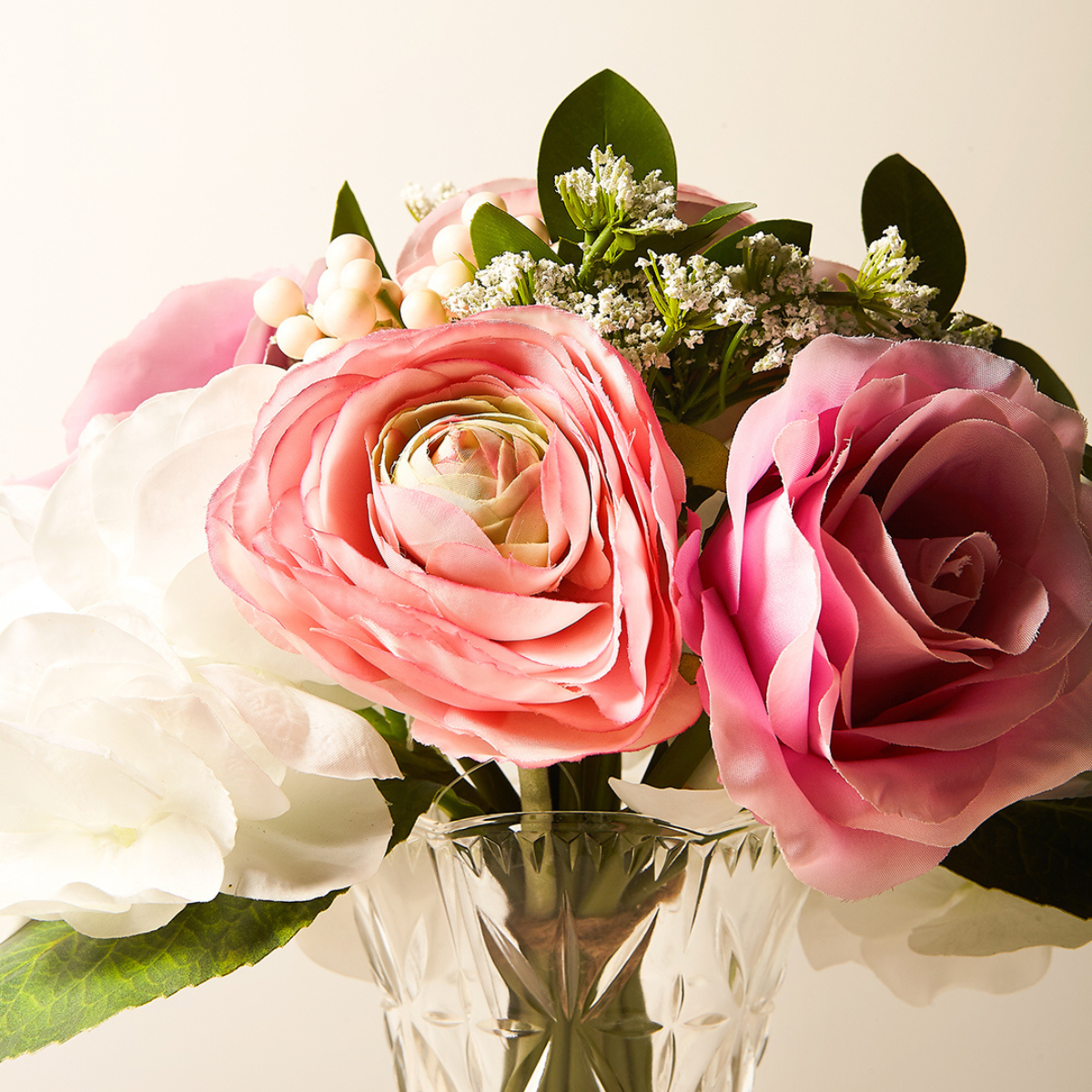 Bouquet di rose, ortensie e gipsofile